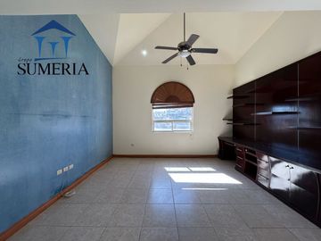 HERMOSA CASA EN RESIDENCIAL RINCON DE LAS LOMAS