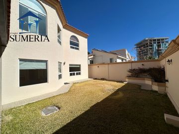 HERMOSA CASA EN RESIDENCIAL RINCON DE LAS LOMAS