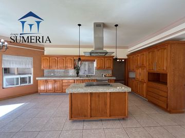 HERMOSA CASA EN RESIDENCIAL RINCON DE LAS LOMAS