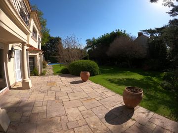 CASA A LA VENTA EN MARTINEZ DE 4 DORMITORIOS - AV LIBERTADOR AL RIO - VIEYES 1200
