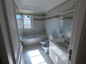 CASA A LA VENTA EN MARTINEZ DE 4 DORMITORIOS - AV LIBERTADOR AL RIO - VIEYES 1200