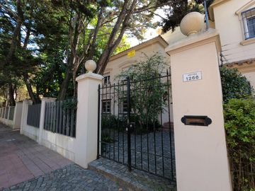 CASA A LA VENTA EN MARTINEZ DE 4 DORMITORIOS - AV LIBERTADOR AL RIO - VIEYES 1200