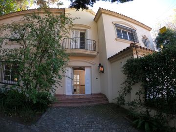 CASA A LA VENTA EN MARTINEZ DE 4 DORMITORIOS - AV LIBERTADOR AL RIO - VIEYES 1200