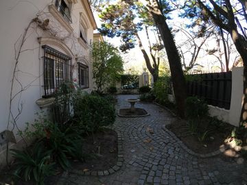 CASA A LA VENTA EN MARTINEZ DE 4 DORMITORIOS - AV LIBERTADOR AL RIO - VIEYES 1200