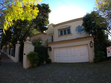CASA A LA VENTA EN MARTINEZ DE 4 DORMITORIOS - AV LIBERTADOR AL RIO - VIEYES 1200