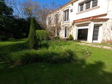 CASA A LA VENTA EN MARTINEZ DE 4 DORMITORIOS - AV LIBERTADOR AL RIO - VIEYES 1200