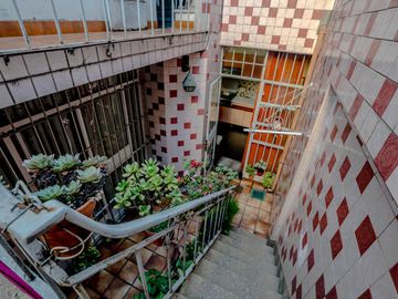 Casa en  lote propio - Ramon Falcon 1800 (entre Av. Carabobo y Pumacahua)