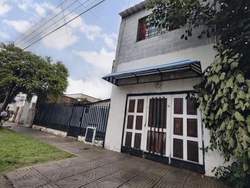 Venta Casa 3 ambientes con garage en Castelar