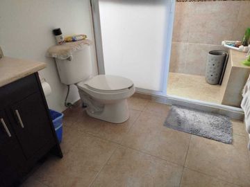 Oportunidad! Casa Barcelona en Puerta Real, 3 recámaras, seguridad.