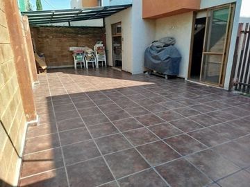 Oportunidad! Casa Barcelona en Puerta Real, 3 recámaras, seguridad.