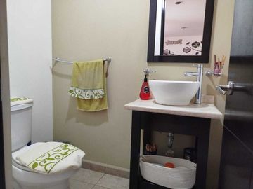 Oportunidad! Casa Barcelona en Puerta Real, 3 recámaras, seguridad.
