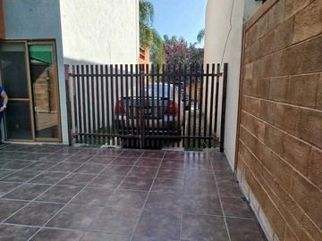 Oportunidad! Casa Barcelona en Puerta Real, 3 recámaras, seguridad.