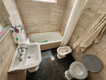 VENTA CASA 5 AMBIENTES CON TERRAZA, QUINCHO Y JARDIN. RUCCI 4500