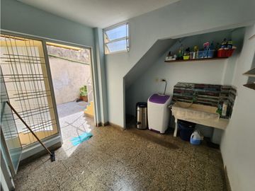 VENTA CASA 5 AMBIENTES CON TERRAZA, QUINCHO Y JARDIN. RUCCI 4500
