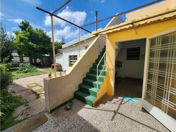 VENTA CASA 5 AMBIENTES CON TERRAZA, QUINCHO Y JARDIN. RUCCI 4500