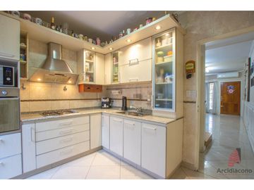 TRIPLEX 4 AMB VENTA CON PATIO Y GARAGE CUBIERTO. TANDIL 4800 MATADEROS