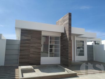 CASA EN VENTA EN SUR DE MANTA