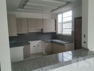 CASA EN VENTA EN SUR DE MANTA