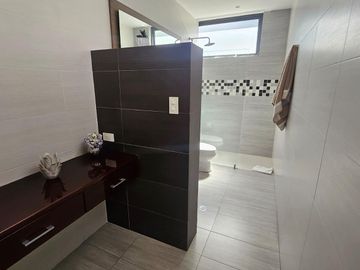 CASA DE LUJO 3 DORMITORIOS CON SUITE INDEPENDIENTE, Santa Inés Cumbayá