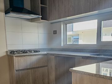 VENDE AMPLIA CASA  EN CHIGUAYANTE. (NUEVA)