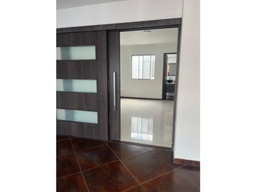 SE VENDE CASA EN BULEVAR DE LAS VILLAS REMODELADA  AREA 154M2