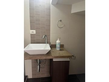 SE VENDE CASA EN BULEVAR DE LAS VILLAS REMODELADA  AREA 154M2