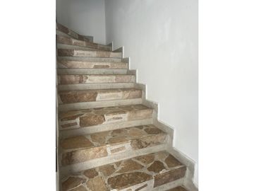 SE VENDE CASA EN BULEVAR DE LAS VILLAS REMODELADA  AREA 154M2