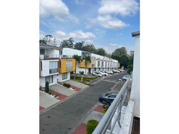 SE VENDE CASA EN BULEVAR DE LAS VILLAS REMODELADA  AREA 154M2