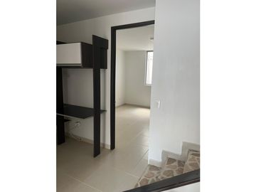 SE VENDE CASA EN BULEVAR DE LAS VILLAS REMODELADA  AREA 154M2