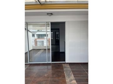 SE VENDE CASA EN BULEVAR DE LAS VILLAS REMODELADA  AREA 154M2