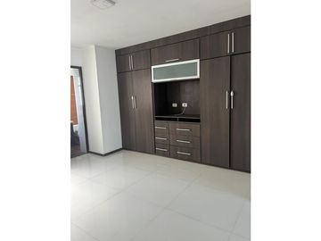 SE VENDE CASA EN BULEVAR DE LAS VILLAS REMODELADA  AREA 154M2
