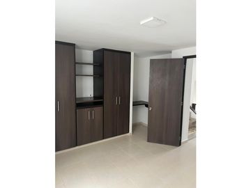 SE VENDE CASA EN BULEVAR DE LAS VILLAS REMODELADA  AREA 154M2