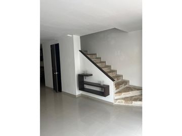 SE VENDE CASA EN BULEVAR DE LAS VILLAS REMODELADA  AREA 154M2