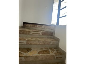 SE VENDE CASA EN BULEVAR DE LAS VILLAS REMODELADA  AREA 154M2