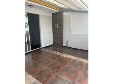 SE VENDE CASA EN BULEVAR DE LAS VILLAS REMODELADA  AREA 154M2