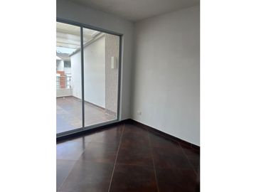 SE VENDE CASA EN BULEVAR DE LAS VILLAS REMODELADA  AREA 154M2