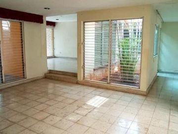 CASA EN VENTA UBICADA EN ESQUINA CON GRAN TERRENO DE 800 M2  / SAN DAMIÁN