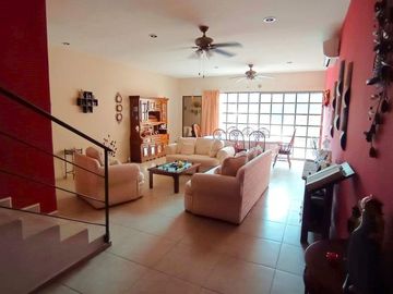 Casa en venta ubicada en esquina en Paraíso Cholul, Mérida, Yucatán