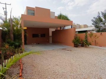 Casa en venta ubicada en esquina en Paraíso Cholul, Mérida, Yucatán