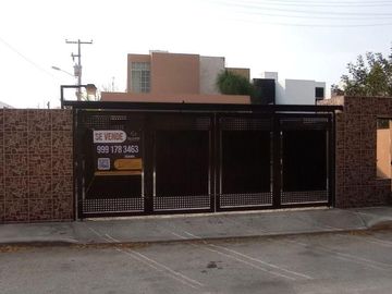 Casa en venta ubicada en esquina en Paraíso Cholul, Mérida, Yucatán