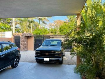 Casa en venta ubicada en esquina en Paraíso Cholul, Mérida, Yucatán