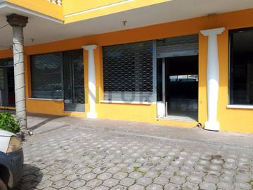 LOCALES COMERCIALES SANGOLQUI E35 REDONDEL DEL COLIBRI en dirección al sur.