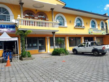 LOCALES COMERCIALES SANGOLQUI E35 REDONDEL DEL COLIBRI en dirección al sur.