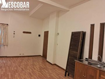 Venta de departamento de 34mt2 con pequeño patio interno, en planta baja.