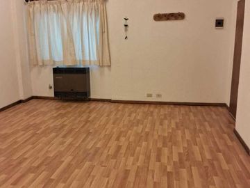 Venta de departamento de 34mt2 con pequeño patio interno, en planta baja.