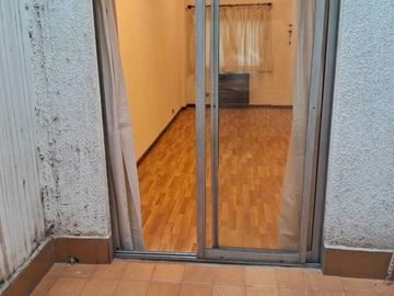 Venta de departamento de 34mt2 con pequeño patio interno, en planta baja.
