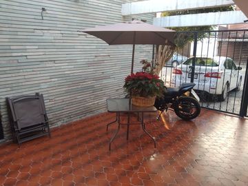 CASA / UN PISO / VENTA / LAS ARBOLEDAS