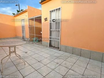 Gran oportunidad de adquirir casa en Fraccionamiento  Palma Real Casa en esquina por tan solo $840,000