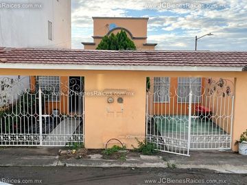 Gran oportunidad de adquirir casa en Fraccionamiento  Palma Real Casa en esquina por tan solo $840,000
