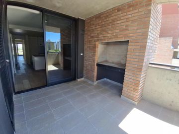 Venta de Departamento 6 ambientes Patio y Balcón, Cochera Zona Abasto Rosario